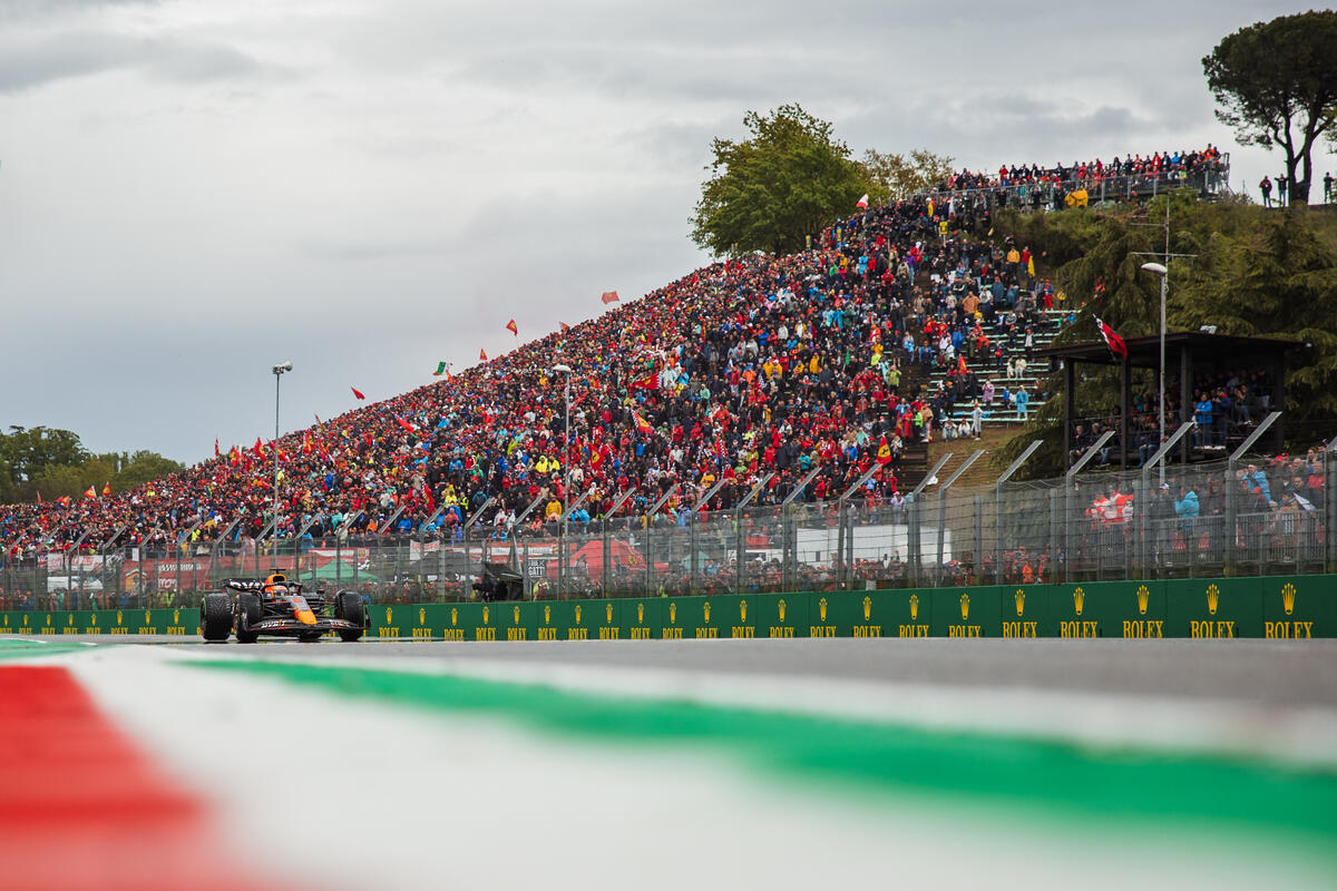 La tribuna di tifosi a Imola nel GP del 2022