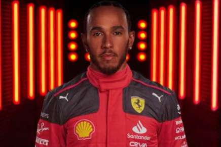 Lewis Hamilton con indosso la tuta Ferrari in un fotomontaggio