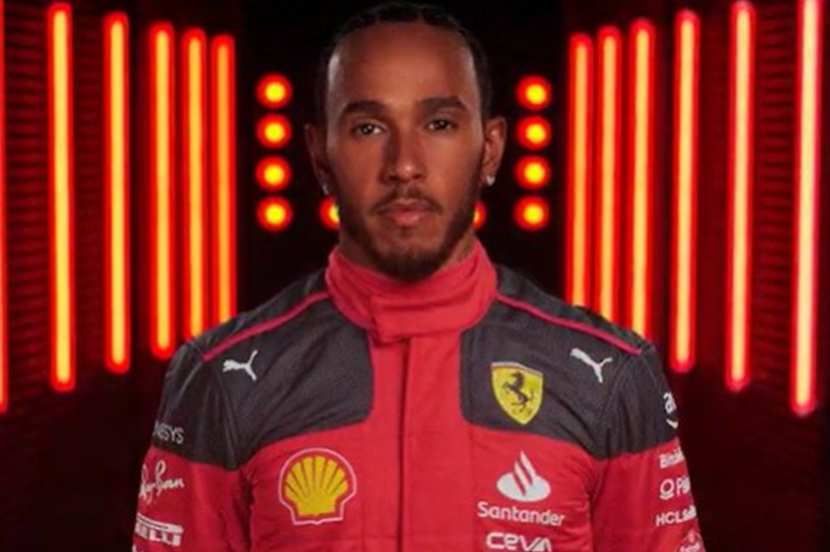 Lewis Hamilton con indosso la tuta Ferrari in un fotomontaggio