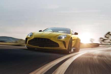 La nuova Aston Martin Vantage impegnata su strada