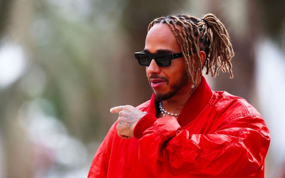 Lewis Hamilton di rosso vestito