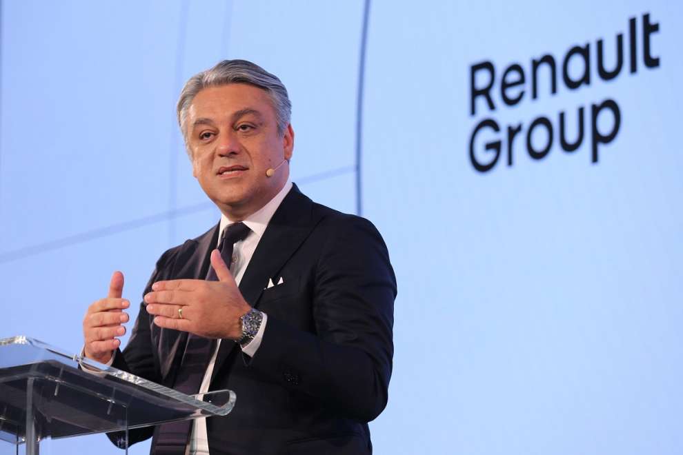 Il CEO di Renault Luca de Meo parla da un palco