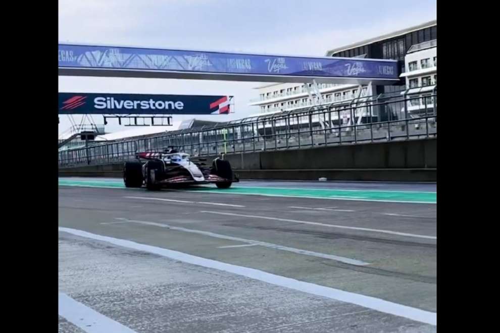 Haas in pista con la VF-24: completato lo shakedown a Silverstone