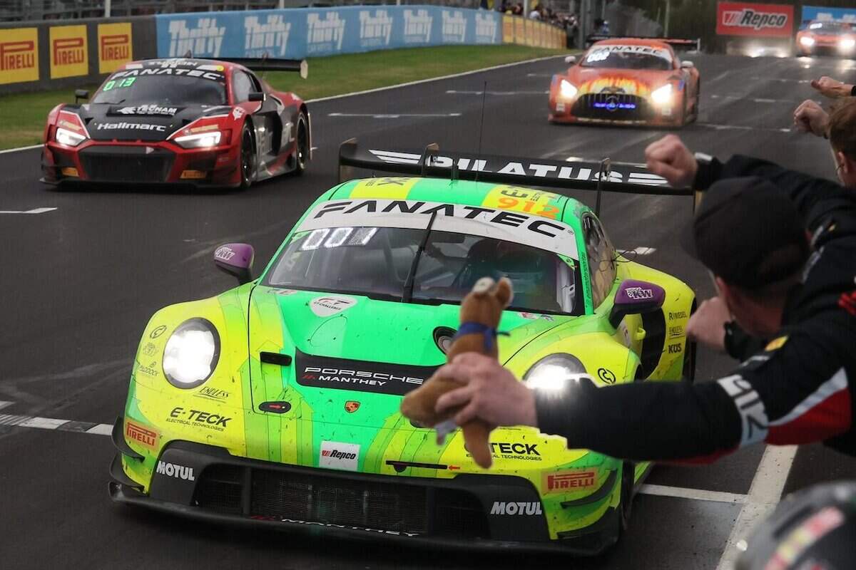 IGTC / 12 Ore di Bathurst: la Porsche vince in un finale da brividi