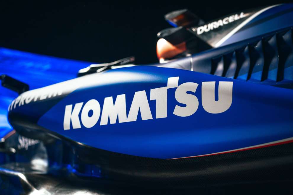 Sponsor ‘Komatsu’ sulla fiancata Williams: ironia social della Haas