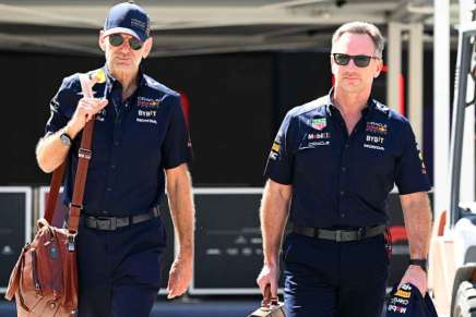 Adrian Newey e Christian Horner camminano nel paddock