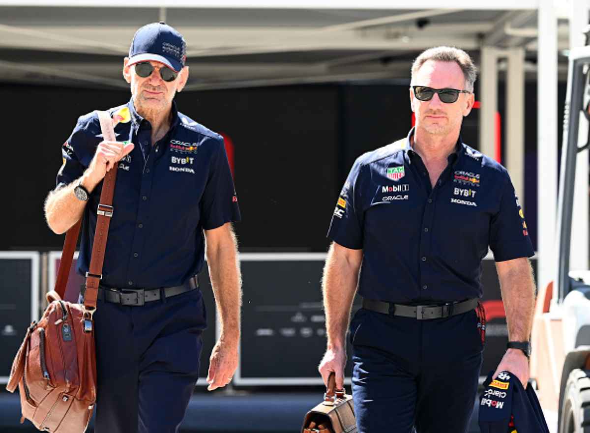 Adrian Newey e Christian Horner camminano nel paddock