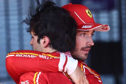 Sainz con Leclerc in tuta Ferrari
