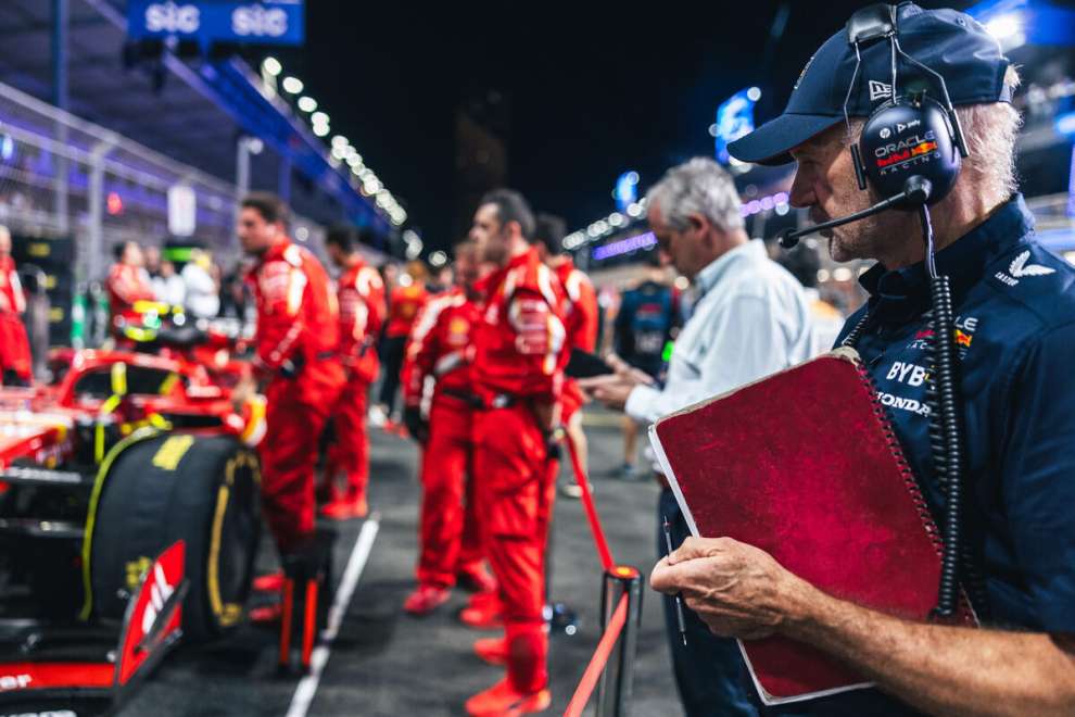 Adrian Newey guarda la Ferrari