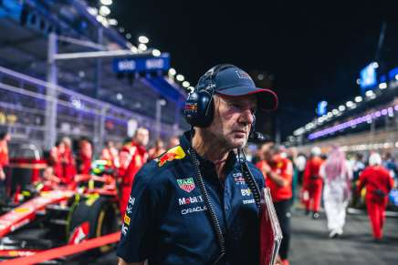 Adrian Newey sulla griglia di partenza di Gedda con una Ferrari alle spalle