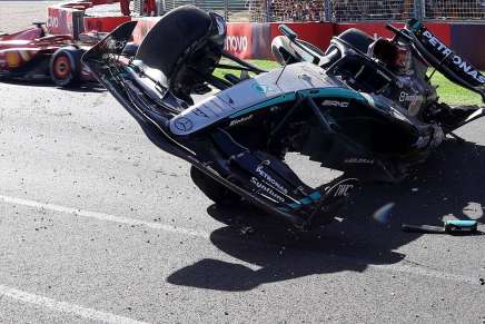 La Mercedes di Russell in bilico dopo l'incidente