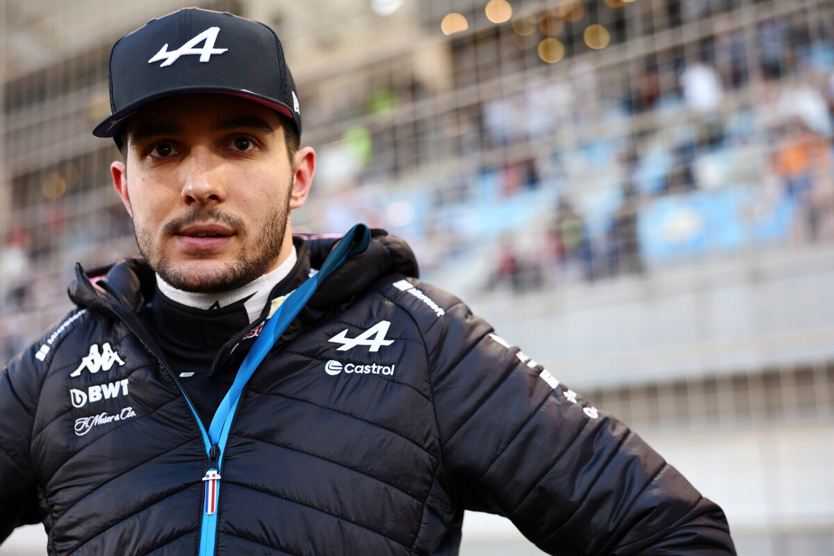 Esteban Ocon nel paddock del Gran Premio del Bahrain