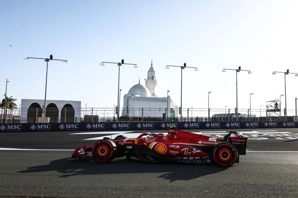 GP Arabia, FP1 – Ferrari lavora a motore basso, Max veloce e Mercedes aggressiva