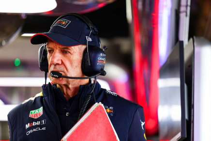 Adrian Newey nei box durante un gran premio