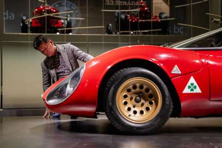 Il manager Uchino osserva la nuova Alfa Romeo 33 Stradale