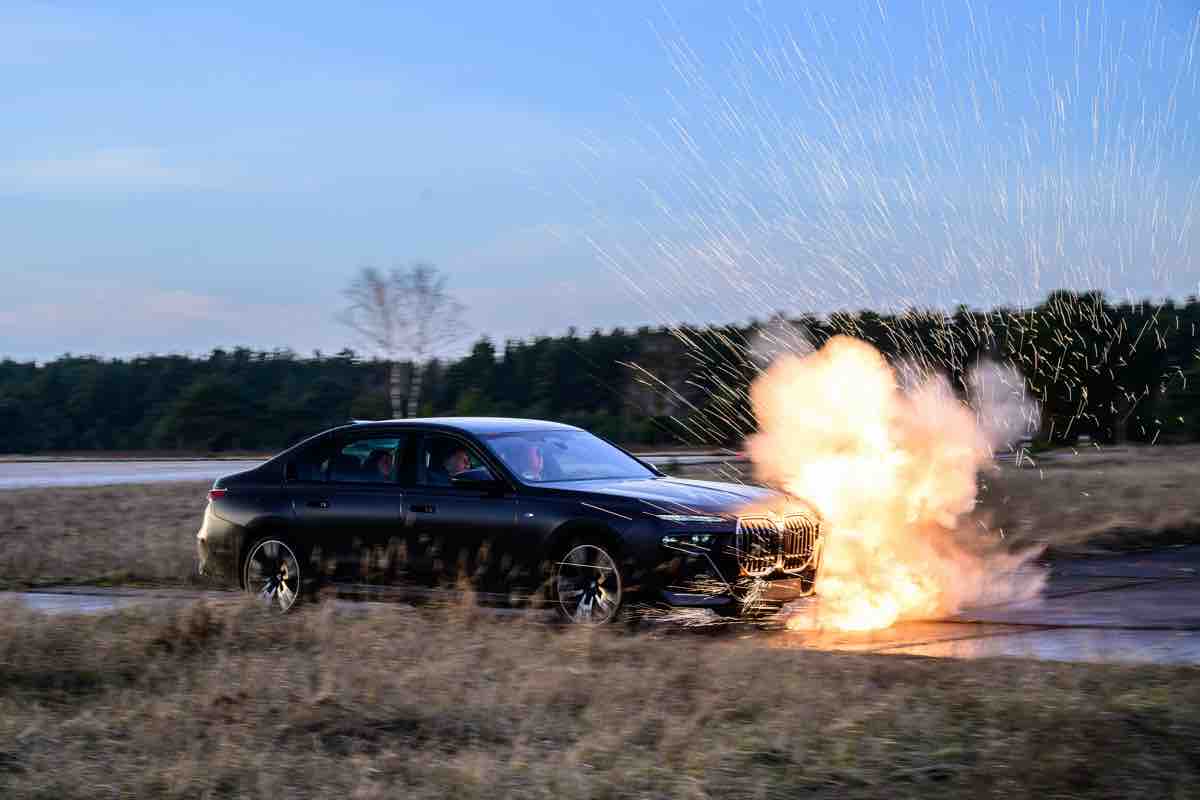 Una Bmw blindata mentre affronta uno dei test durante l’addestramento