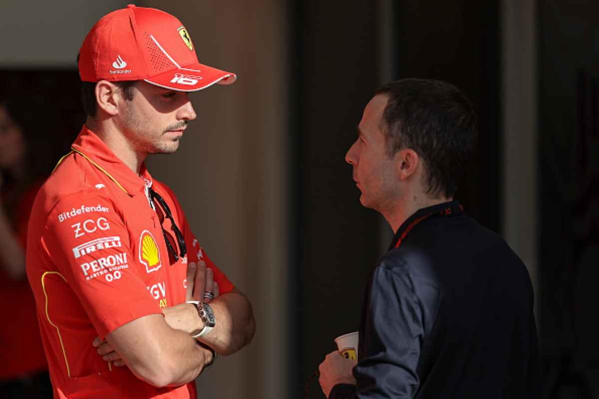 Charles Leclerc e il suo manager Nicolas Todt a colloquio nel paddock