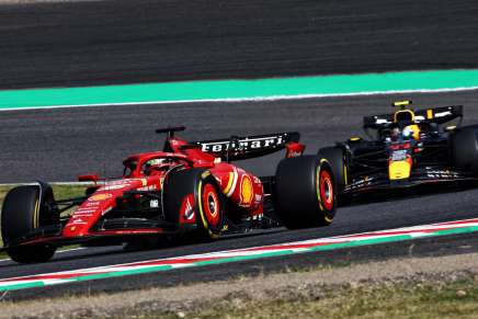 Charles Leclerc su Ferrari davanti a Sergio Perez su Red Bull