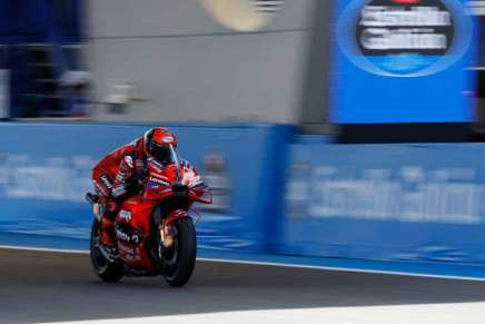 Francesco Bagnaia sfreccia sul rettilineo di Jerez durante la gara