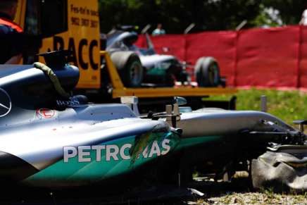 Le Mercedes di Nico Rosberg e Lewis Hamilton dopo l'incidente di Barcellona 2016