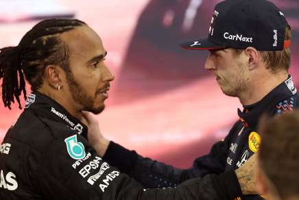 Lewis Hamilton e Max Verstappen si abbracciano al termine del GP di Abu Dhabi del 2021