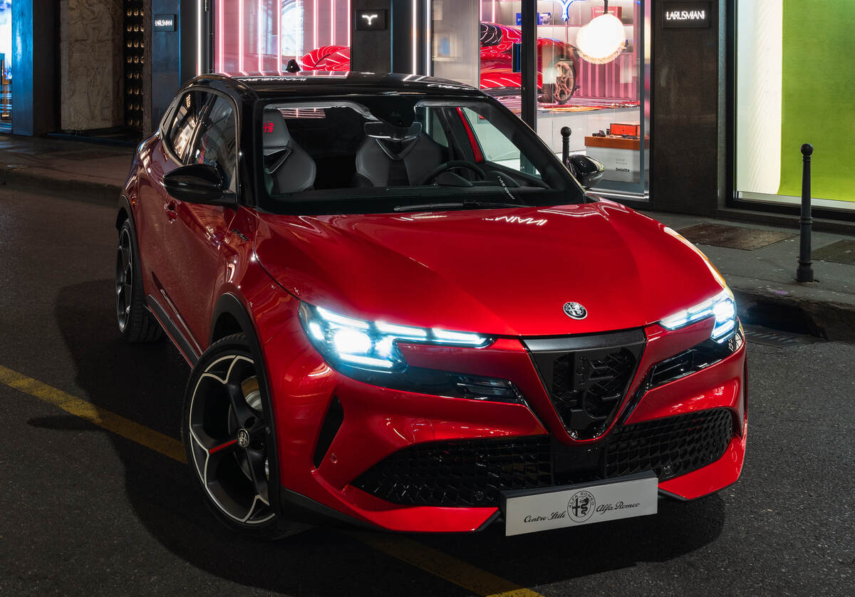 La nuova Alfa Romeo Junior esposta presso la boutique LARUSMIANI
