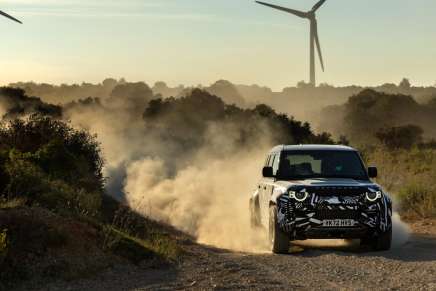 La nuova Land Rover Defender OCTA nel deserto