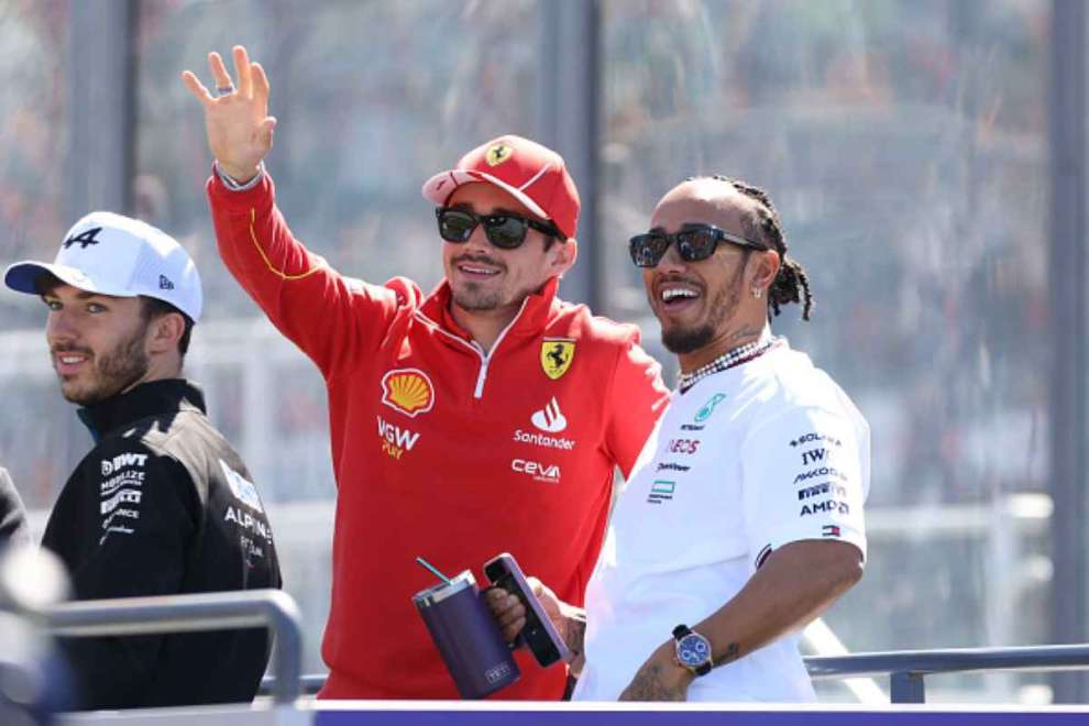 Charles Leclerc e Lewis Hamilton salutano il pubblico