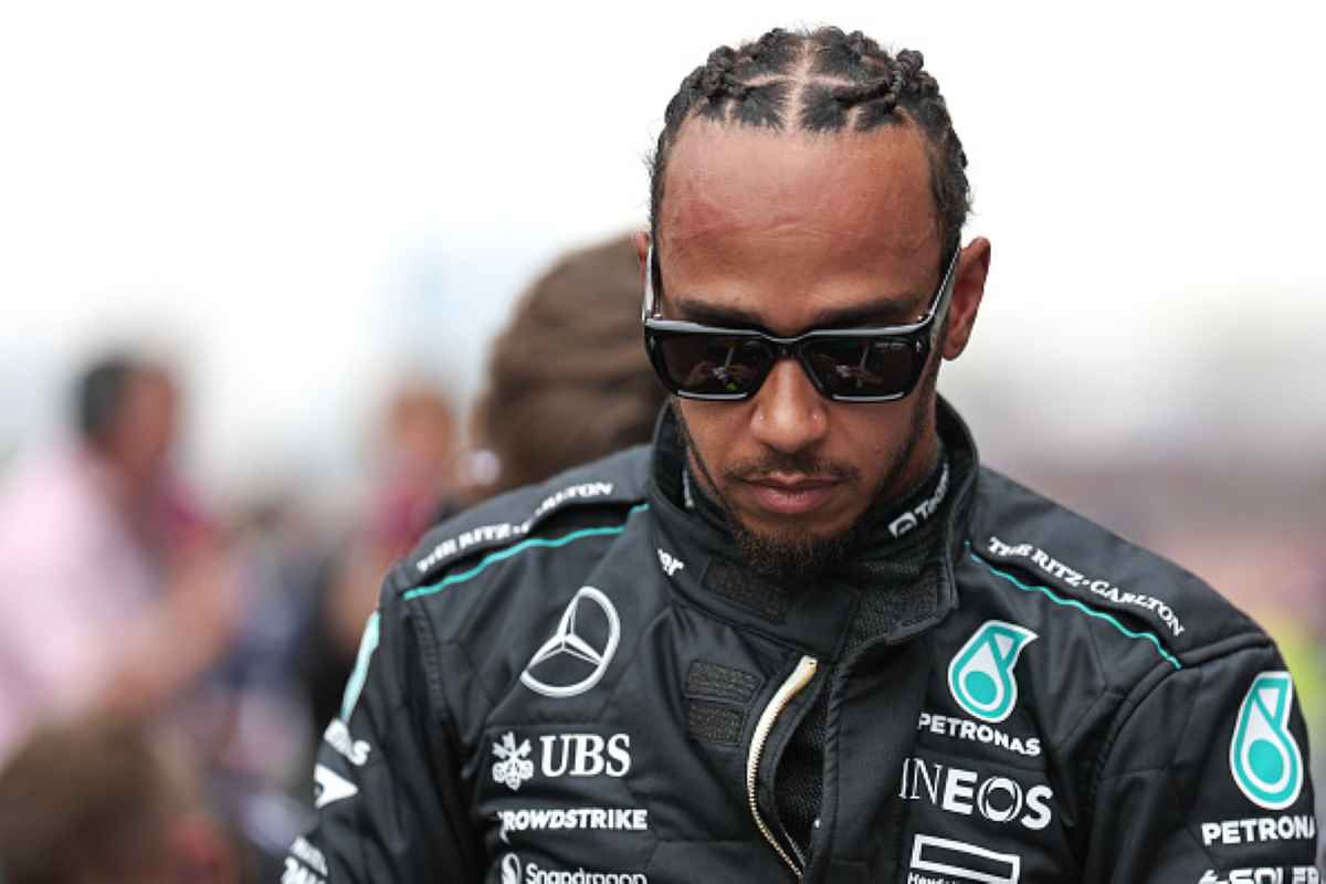 Hamilton spiega il passaggio alla Ferrari: “Ne avevo abbastanza, torniamo dove ci spetta”