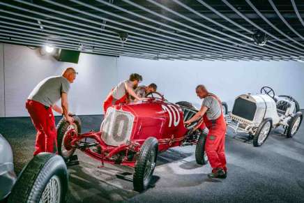 I tecnici di Mercedes Benz Class all'opera con la vettura che vinse la Targa Florio nel 1924