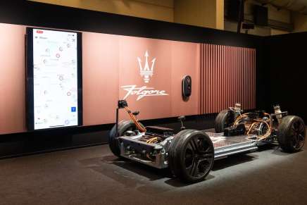 Piattaforma elettrica e colonnina di ricarica ai Maserati Folgore Days