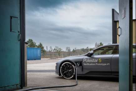 Ricarica rapida di un prototipo di Polestar 5