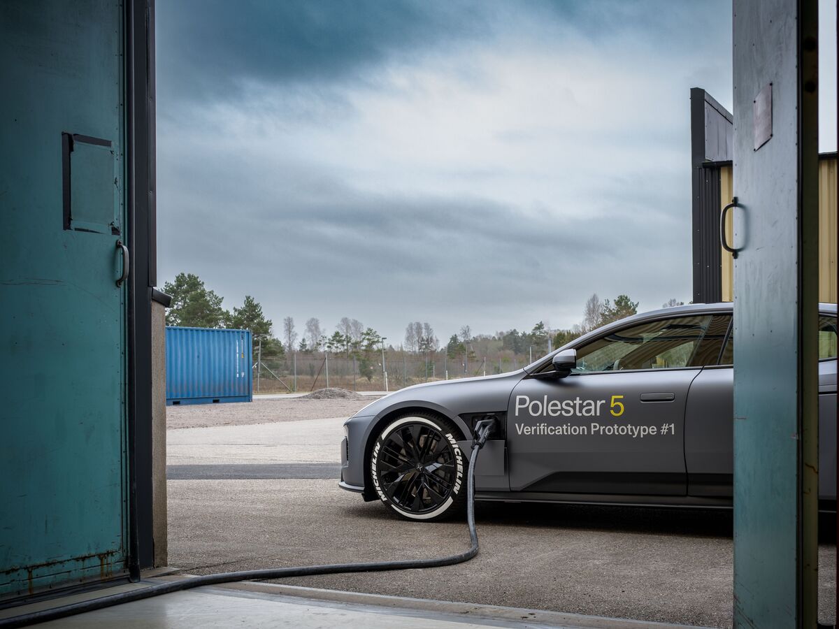 Ricarica rapida di un prototipo di Polestar 5