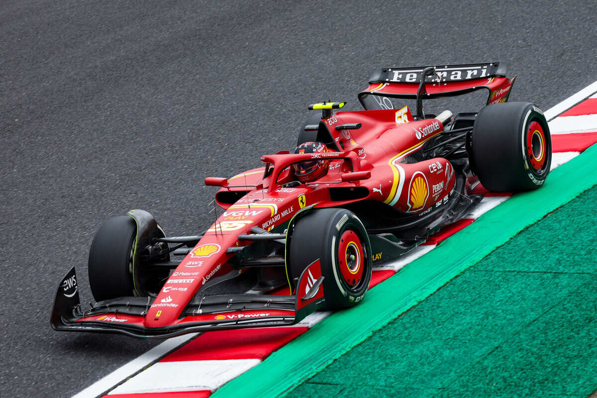 Sainz (Ferrari) al volante della Ferrari SF-24 nelle FP1 a Suzuka