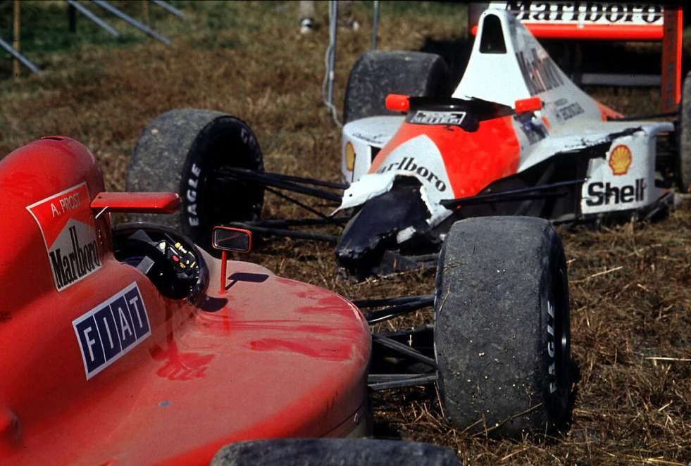 Le vetture di Senna e Prost dopo l'incidente di Suzuka