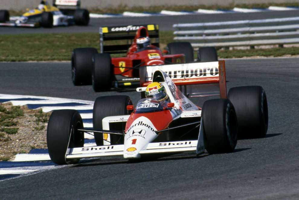 Senna davanti alla Ferrari