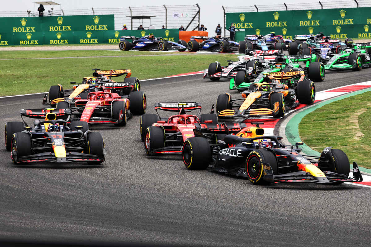 Verstappen va a spasso mentre gli spagnoli seminano scompiglio