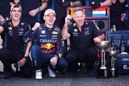 Max Verstappen e Christian Horner festeggiano la vittoria al GP Giappone