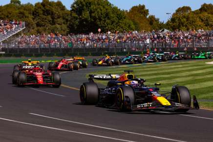 Verstappen guida il gruppo dopo la partenza del GP d'Australia a Melbourne