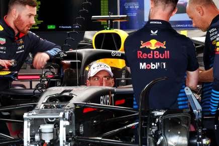 I meccanici della Red Bull insieme a Verstappen