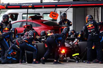 Sosta ai box per Verstappen in Giappone