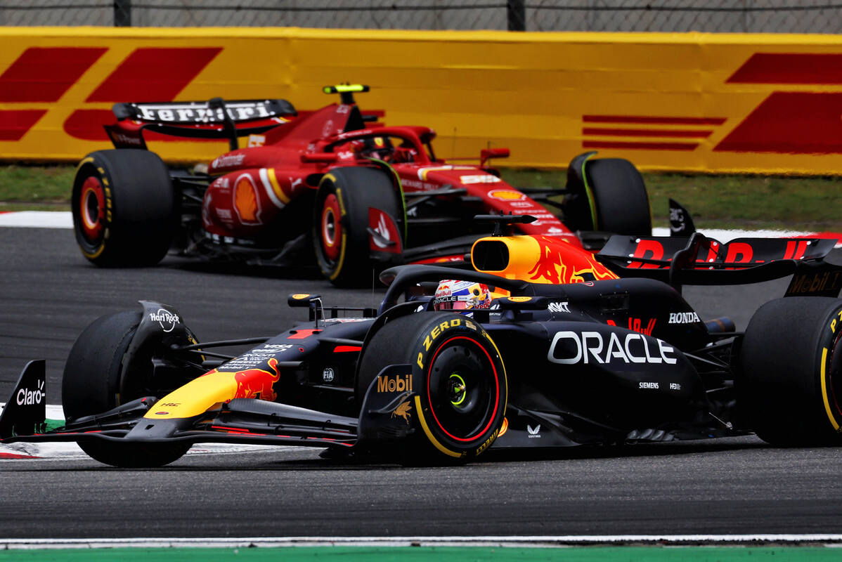 Verstappen in lotta con Sainz a Shanghai