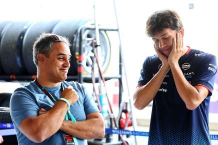 Alex Albon e Juan Pablo Montoya parlano nel paddock di Gedda, in Arabia Saudita.