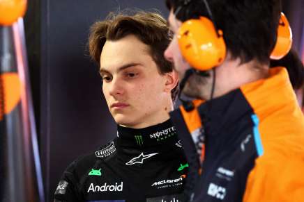 Oscar Piastri nei box McLaren a Suzuka