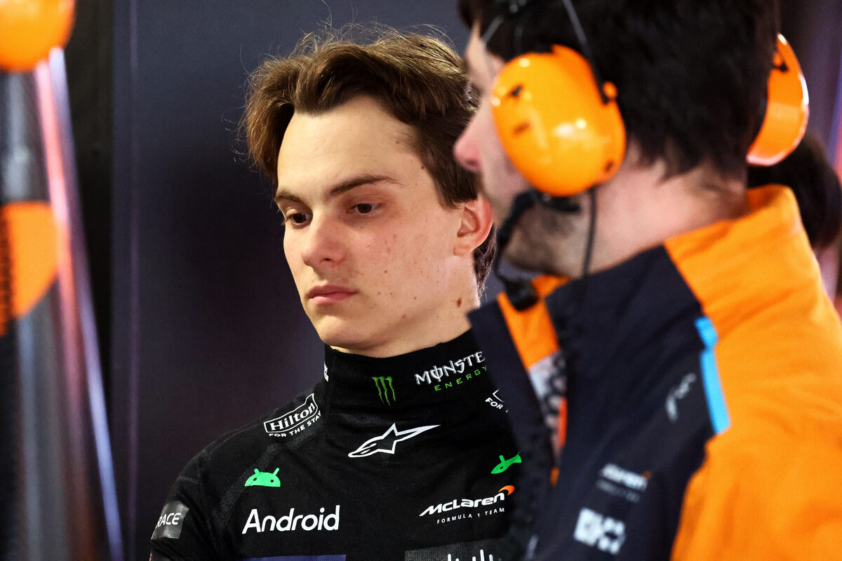 Oscar Piastri nei box McLaren a Suzuka