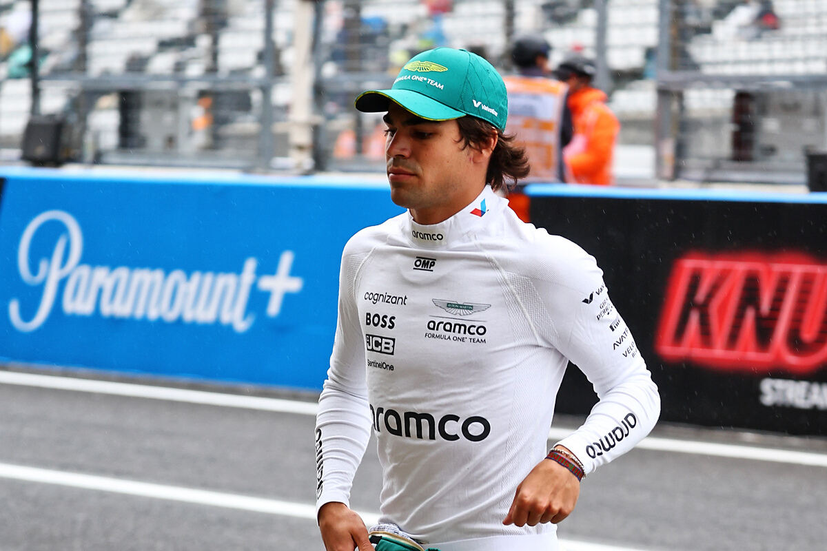 Lance Stroll cammina nella corsia dei box di Suzuka