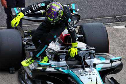 Lewis Hamilton scende dalla Mercedes W15 nelle qualifiche di Suzuka