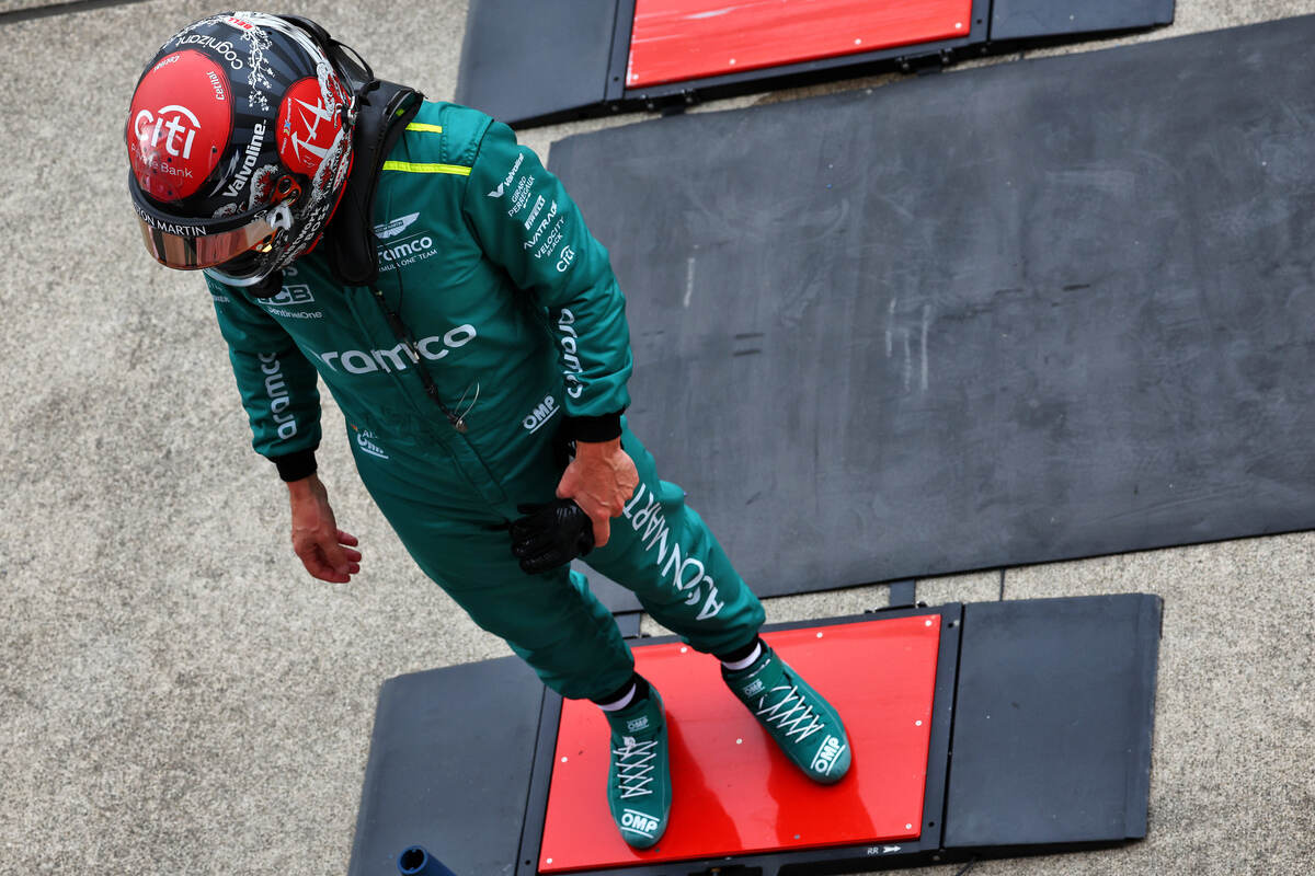 Fernando Alonso nel paddock a Suzuka