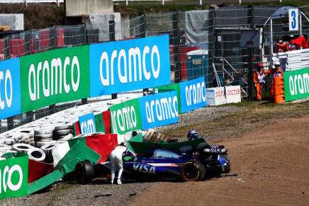 Ricciardo e Albon escono dalle vetture dopo l'incidente a Suzuka (2024)