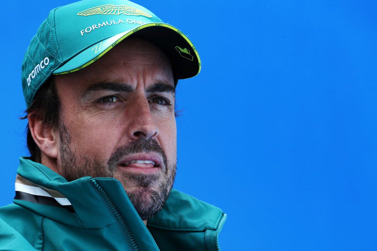 Fernando Alonso nel paddock del GP di Cina